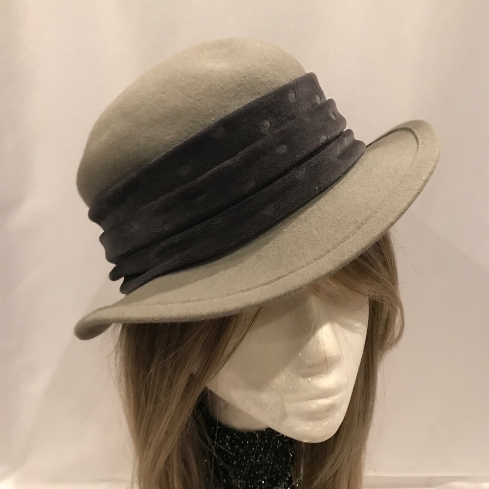Updated showing flaw-Beautiful Vintage hat from 1940’s Germany